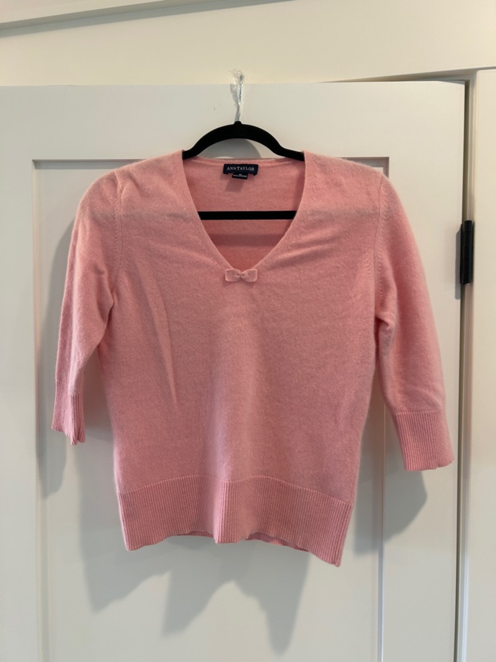 100% Cashmere light pink V-Neck sweater with delicate bow